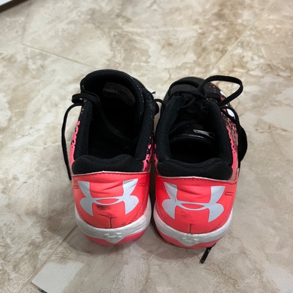 Youth Girls Under Armour size 2.5 softball cleats - Picture 5 of 5